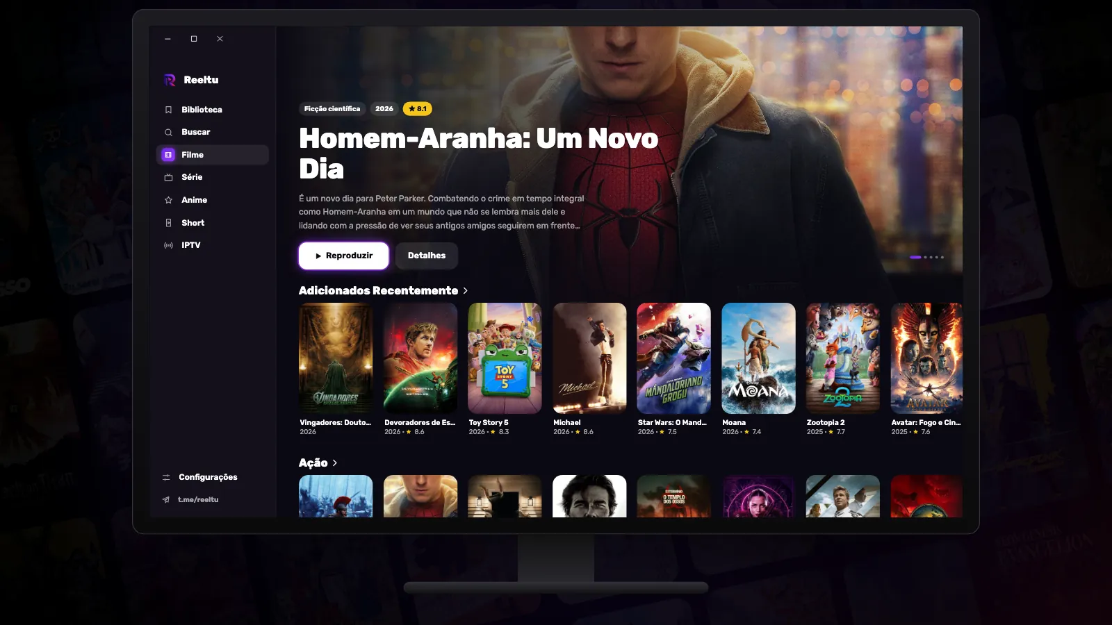 Um monitor com Windows exibindo o app Reeltu com fileiras de pôsteres de filmes.