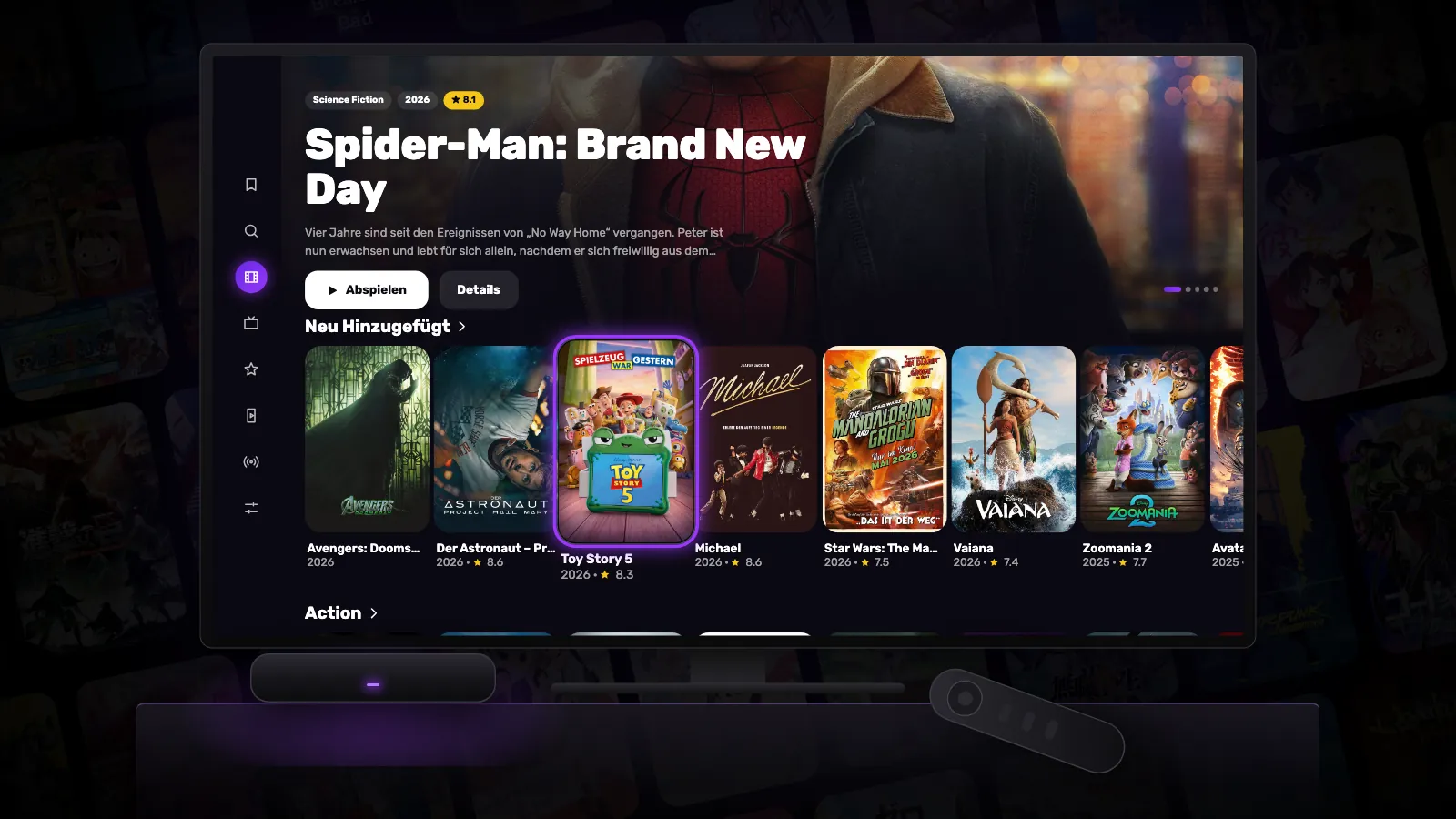 Ein Fernseher mit Reeltu, davor eine kleine Android-TV-Box und daneben ihre Fernbedienung.