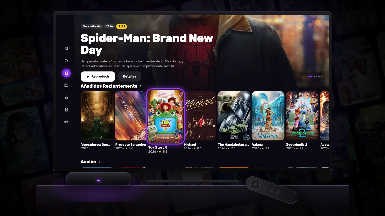 Una tele con Reeltu abierta, un pequeño Android TV box delante y su mando al lado.