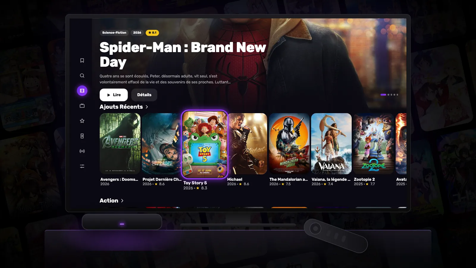 Un téléviseur affichant Reeltu, avec un petit boîtier Android TV devant et sa télécommande à côté.