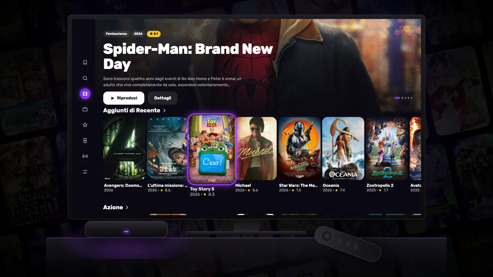 Una TV con Reeltu aperta, davanti un piccolo box Android TV e accanto il suo telecomando.