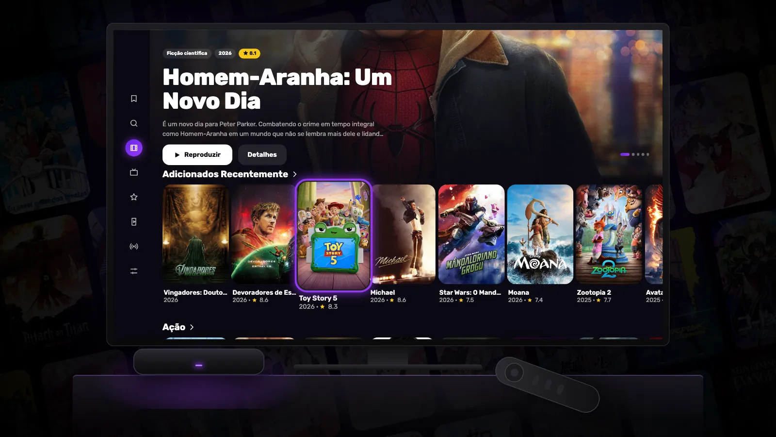 Uma TV com o Reeltu aberto, um pequeno TV box Android à frente e o controle remoto ao lado.